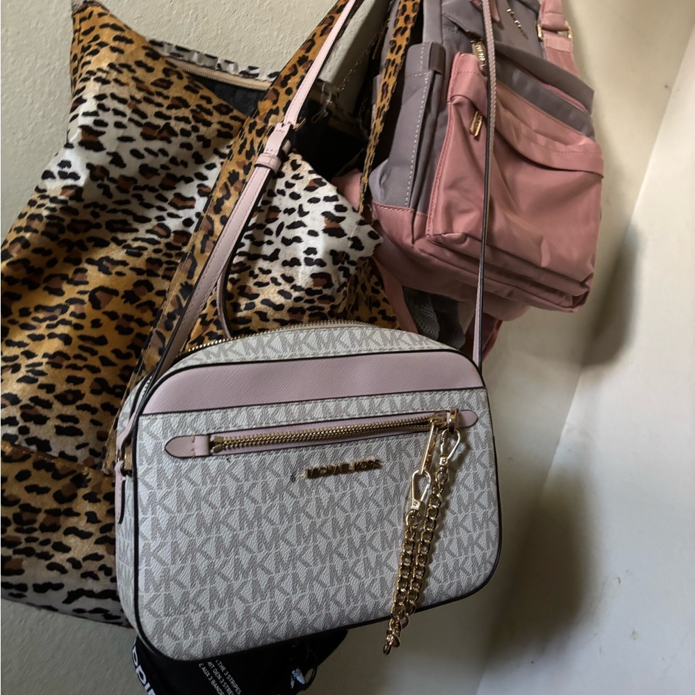 Michael kors purse 
barley used $80